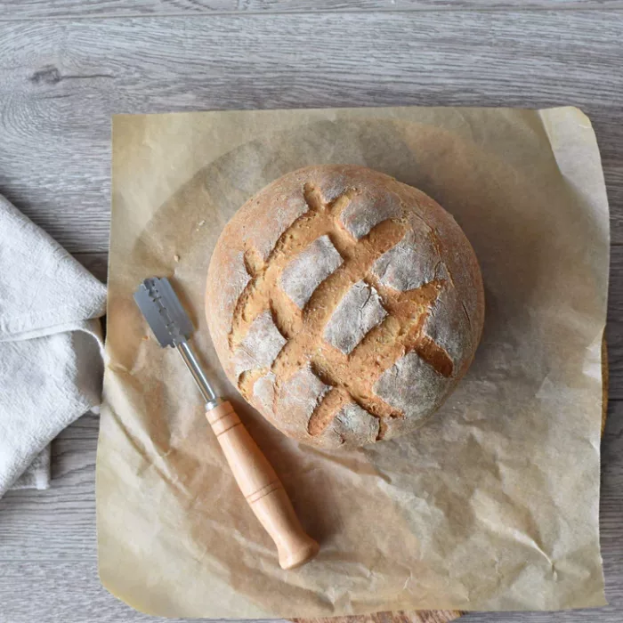 Esta herramienta se utiliza en las cocinas para realizar cortes en las superficies de la masa, esto facilita la cocción del pan y le da un diseño único a tu pan.