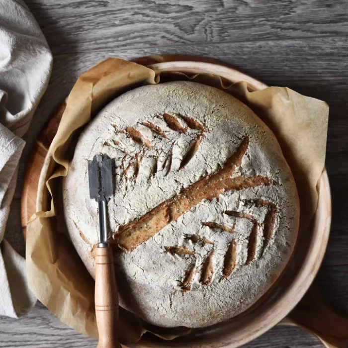 El greñador de pan es una herramienta que se utiliza para realizar cortes en las superficies de la masa, esto facilita la cocción del pan y le da un diseño único.
