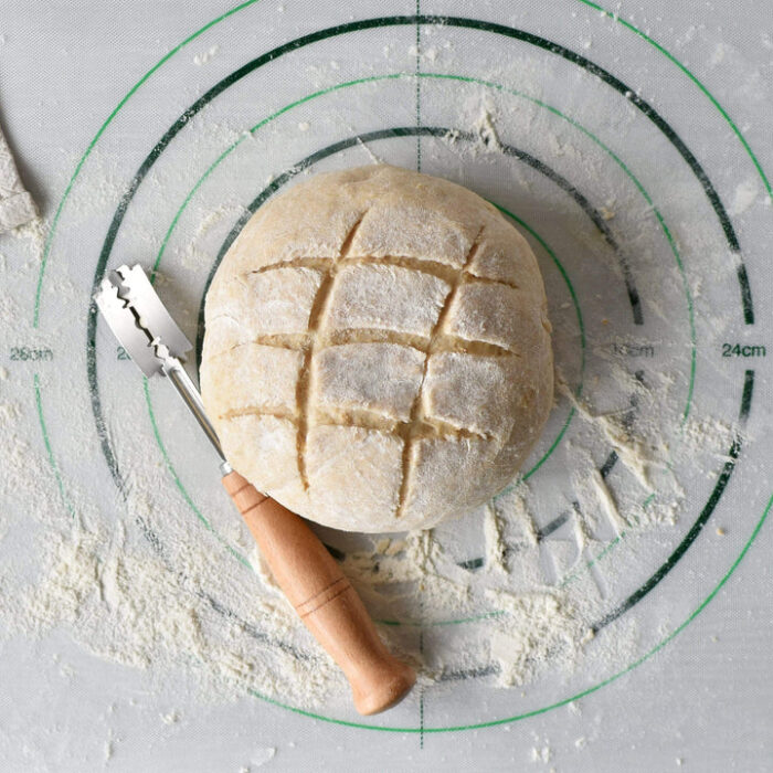 Esta herramienta se utiliza en las cocinas para realizar cortes en las superficies de la masa, esto facilita la cocción del pan y le da un diseño único a tu pan.